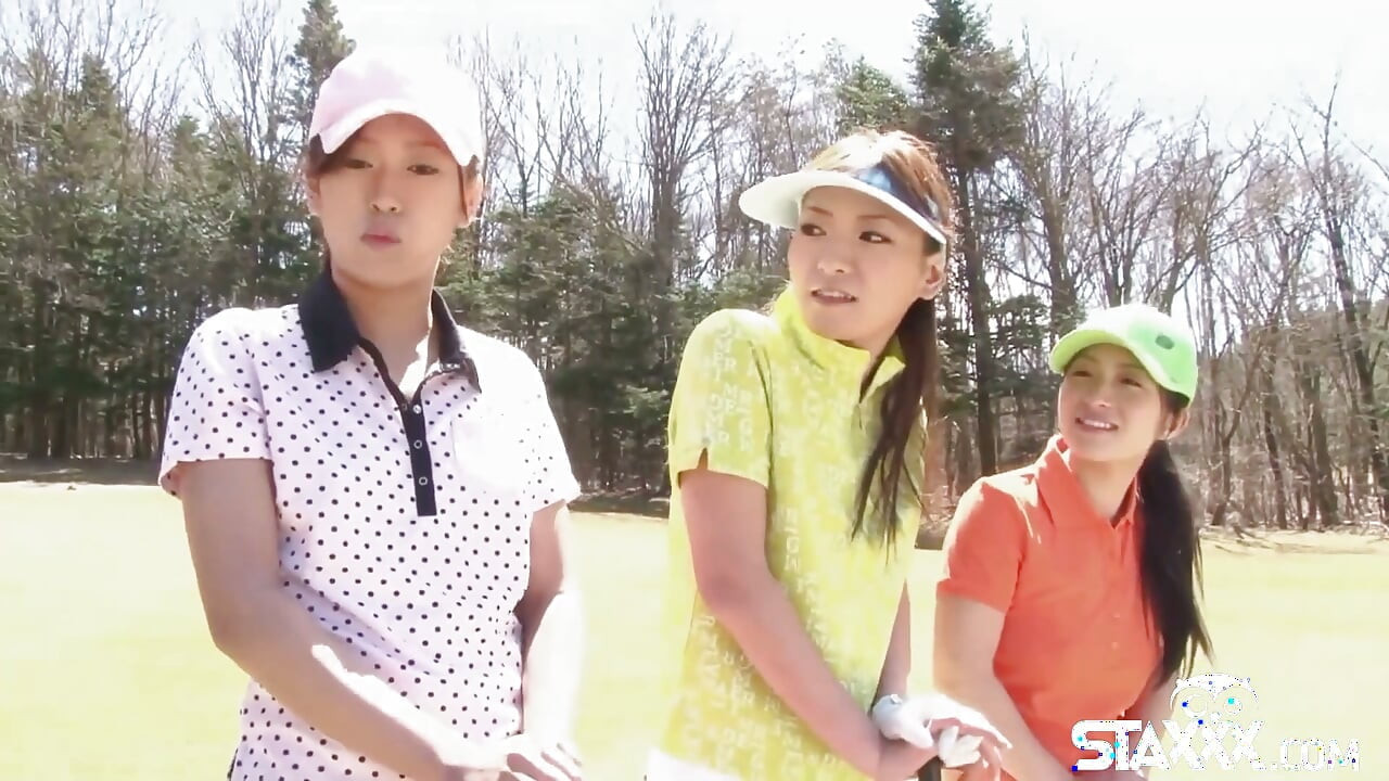 Söta asiatiska tonårstjejer spelar en omgång stripgolf