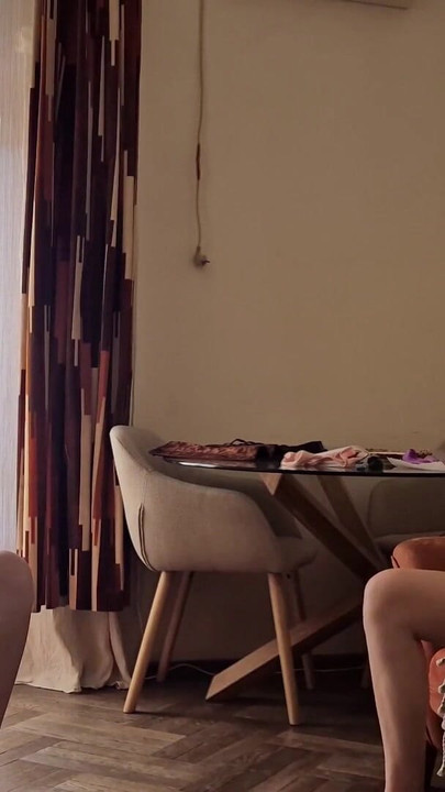 "Parmaklarını izlemesi beni çok ıslattı - karşılıklı orgazm azdırıyor. Üvey kız kardeşler sert boşalıyor"