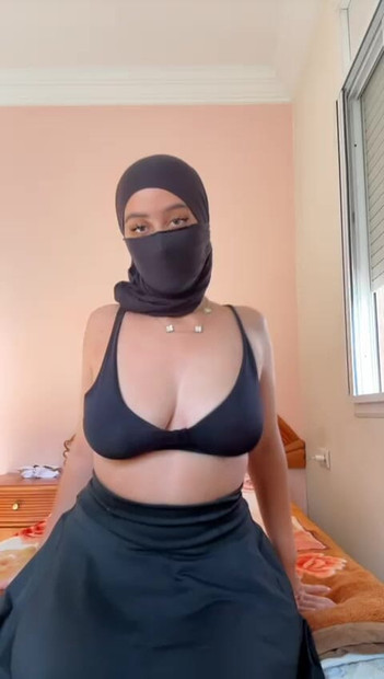 हिजाब सनकी भारी सांस लेते हुए अकेले अपने स्तनों के साथ खेलती है