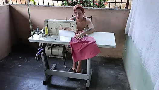 Dikiş makinesiyle pedal çevirirken sıkışıyor ve beklenmedik yardım alıyor