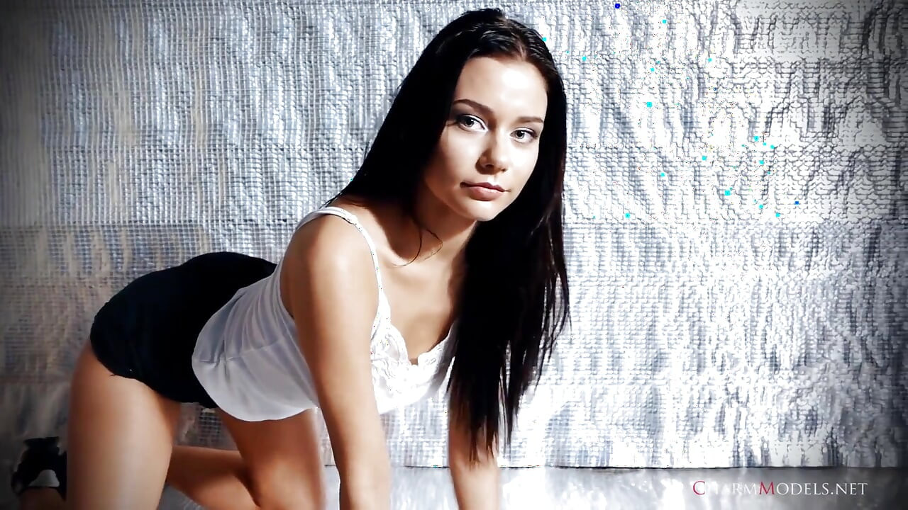 Awek Mia bertetek besar di atas lantai berkelip