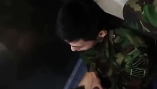 Un soldat surpris en train de se masturber
