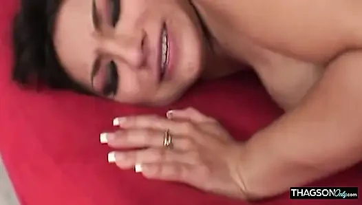 Azgın orta yaşlı seksi kadın yoğun parmakla sikiş seansından ıslak