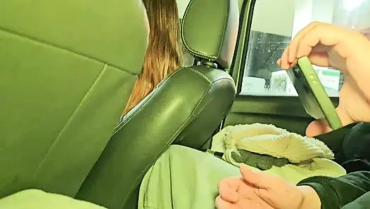 Wir sind mit ein paar freunden im auto einkaufen gegangen und der vier von uns hatte am ende sex im auto.