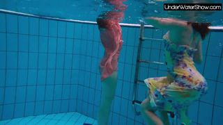 Bubarek et Birtakik s&#39;amusent dans la piscine