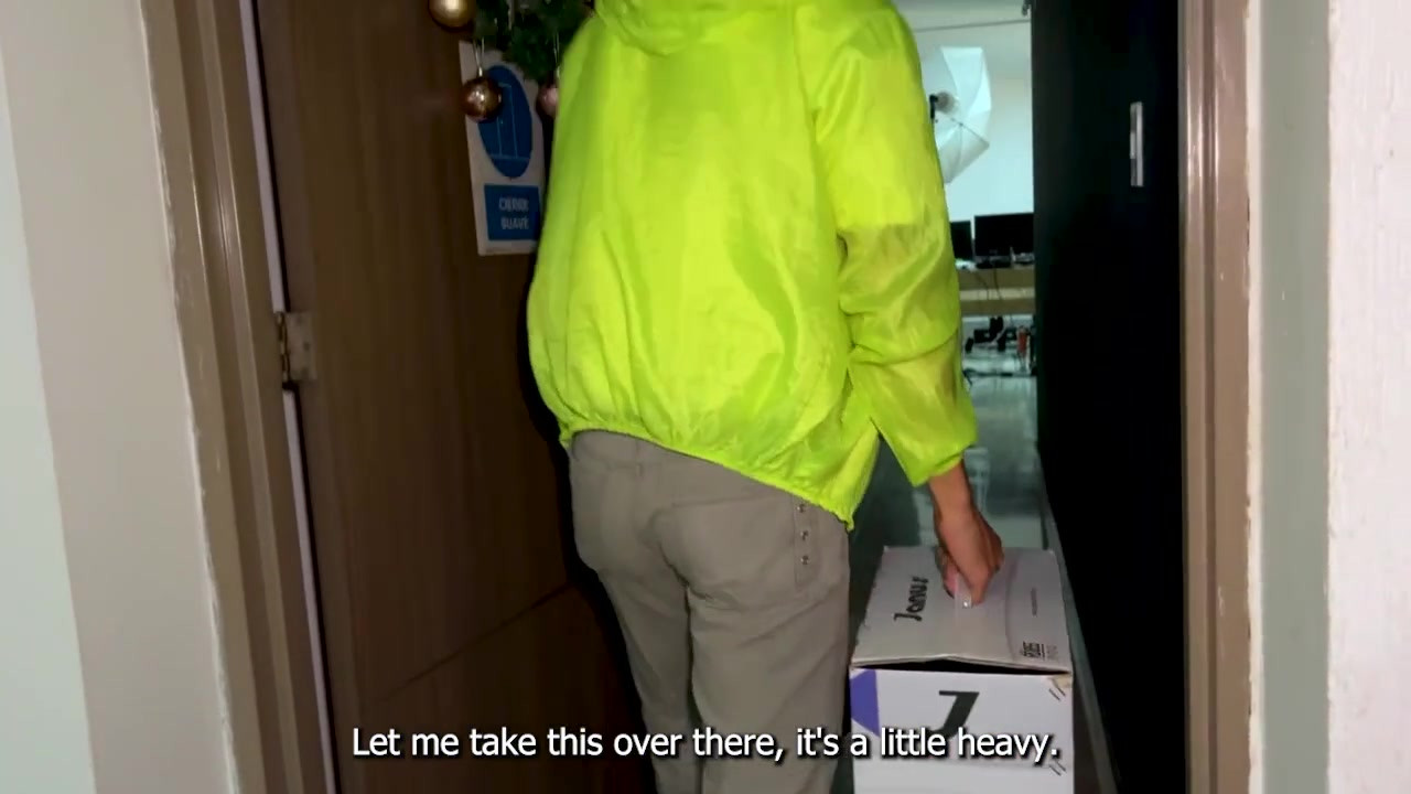 送货员最终在办公室与秘书们参加热辣的跨人种狂欢 - CelesteAlba