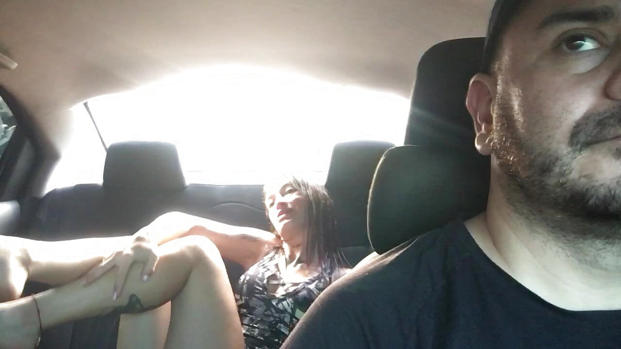 Latina djevojka potiče vozača Ubera na seks na putu do posla.
