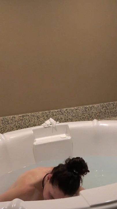 راشيل في الجاكوزي