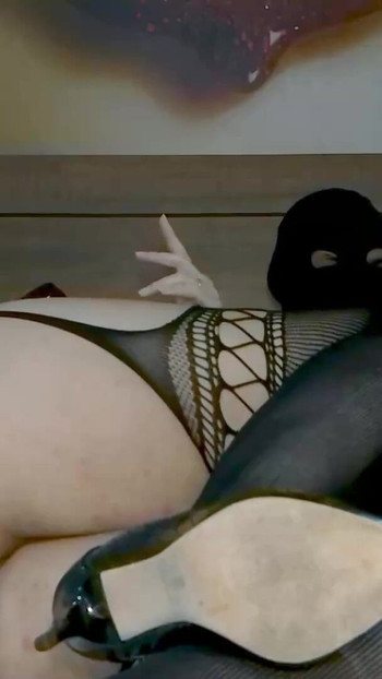 Superbe moment de « "Elle ne peut résister à se lécher le cul et laisse la grosse bite noire la baiser pendant la sodomie »