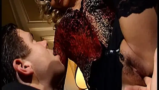 Kıllı çalılı sarışın Alman orta yaşlı seksi kadın kalın yarağa biniyor