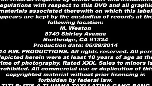 Geile MILF fingert tropfende muschi in wilder gangbang-orgie