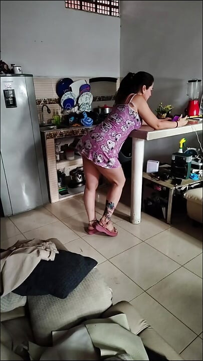 Madrasta se masturba na cozinha com seus peitos enormes
