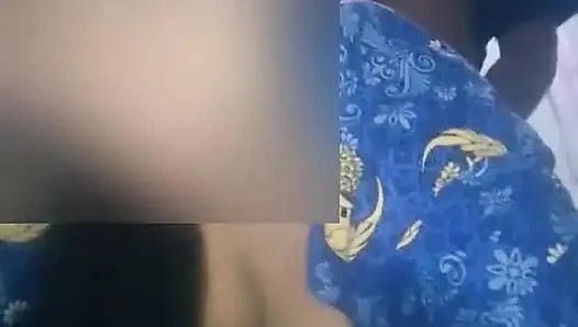 Güzel bir memur üvey annesinin bir depoda ofis şoförüyle amatör görüntüleri