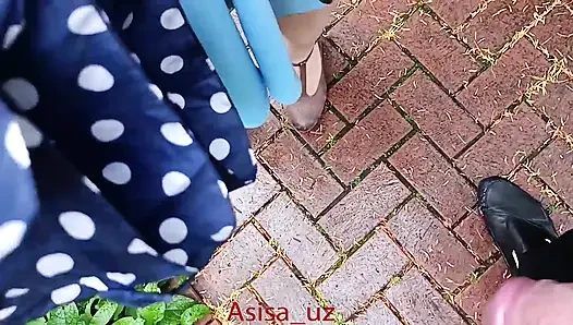 Muslimische Frau bläst im City Park, zieht höschen aus und pinkelt, zeigt ihre muschi.