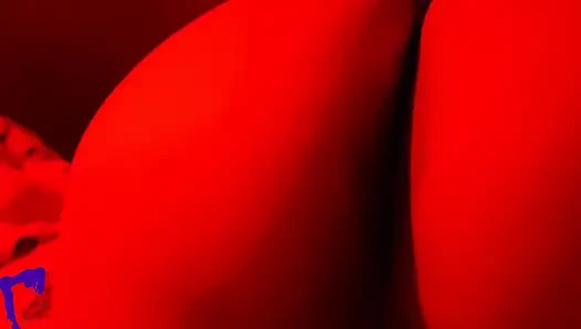 Tombul olgun latin orta yaşlı seksi kadın, yatak köpüklü ve domaltmalı görünür, oral seks gerçek ev yapımı
