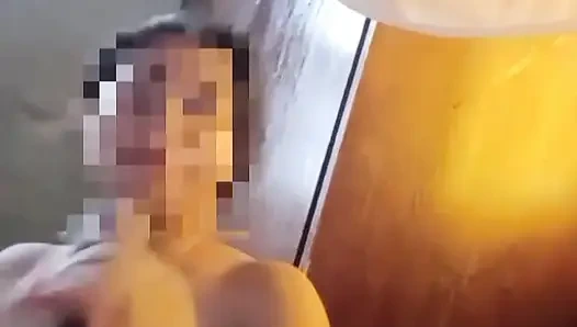 Sie lutscht meinen schwanz, bis alles trocken ist