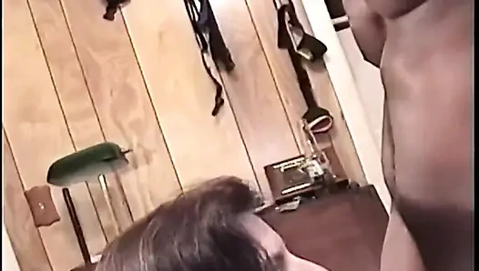 Tombul orta yaşlı seksi kadın ıslak ağızlı büyük zenci yarağına tapıyor
