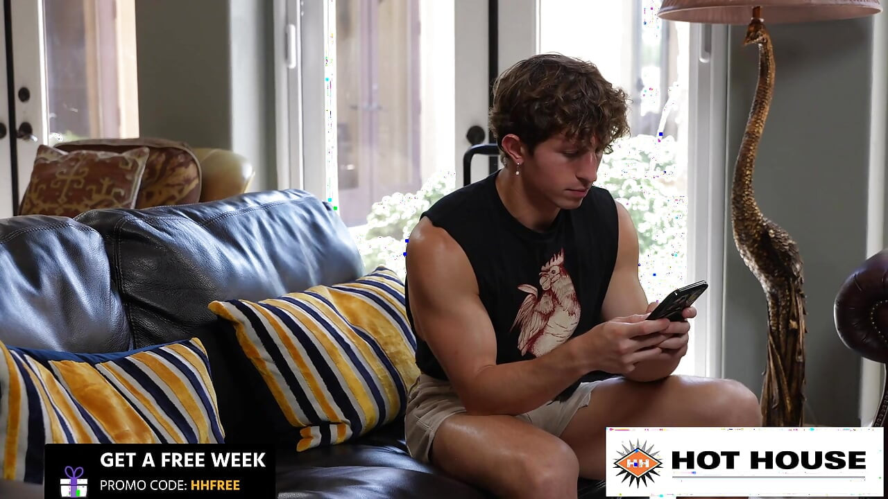 HOT HOUSE - Greyson Myles Greets Quin Quire Ass Up for Bareback