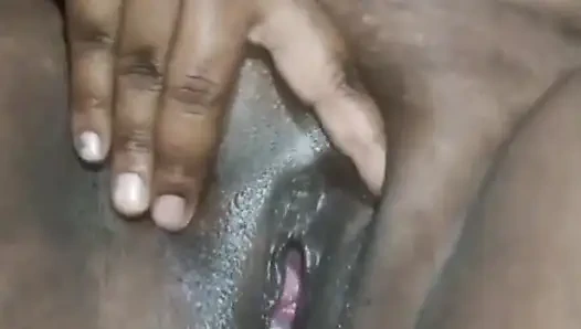 Savita si tante seksi india lagi asik muasin memeknya pakai 12 tinta