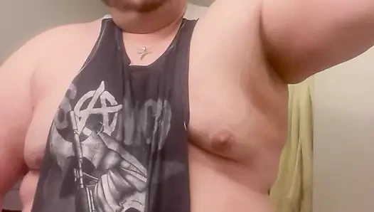 Obez behemoth bubba burly chub sallanan yarağını kapatıyor