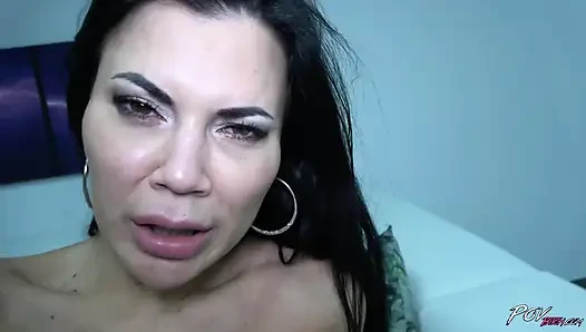 Büyük silikon memeli siyah saçlı orta yaşlı seksi kadın Jasmine Jae düzgün bir yarakla çalışıyor
