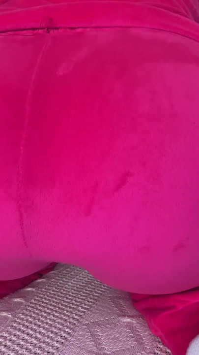 Pembe eşofman kokan osuruyor