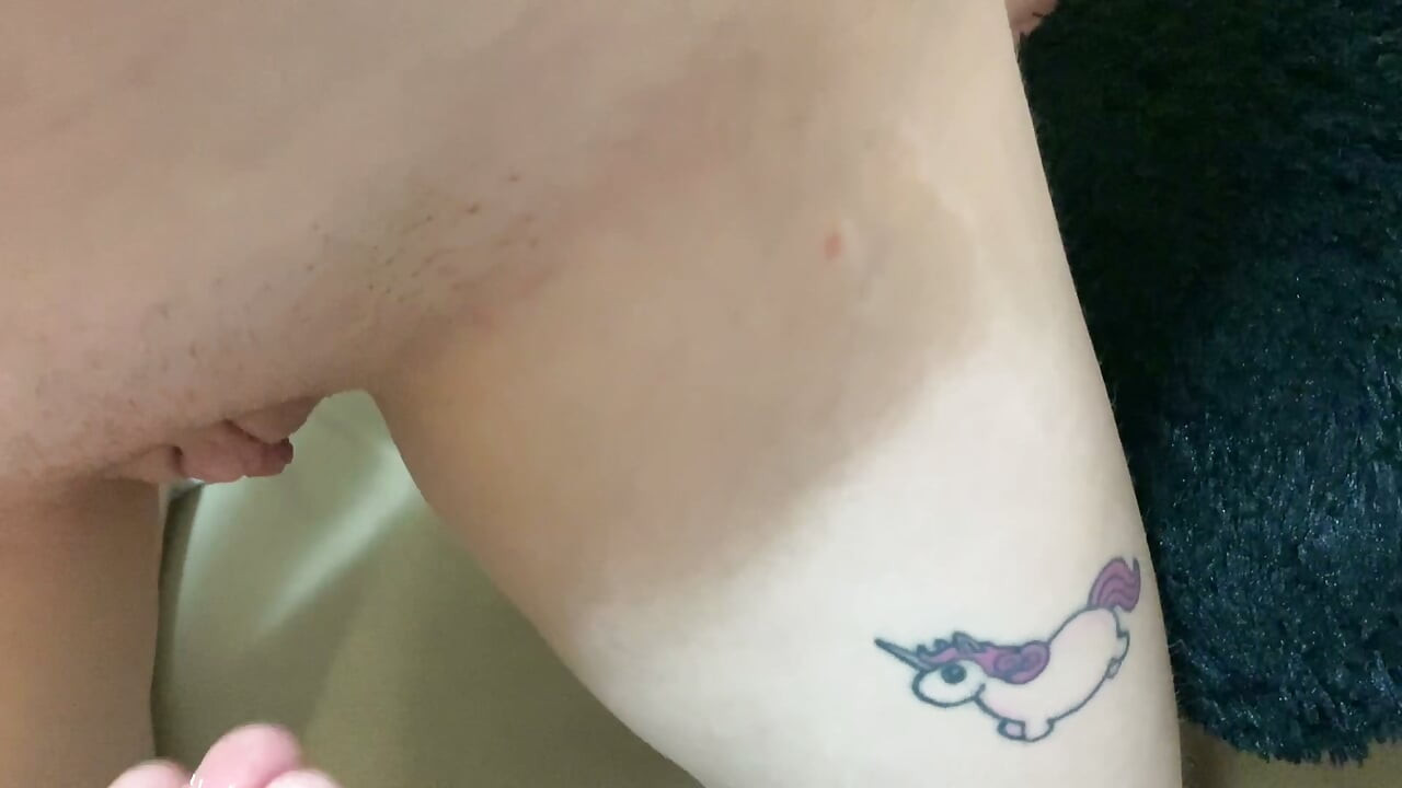 POV Adolescente montando una polla grande recibe corrida encima