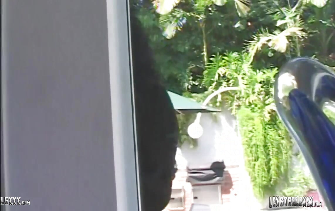 מיה לאבלי לוקחת את מתנת ה-11 אינץ' של לקס