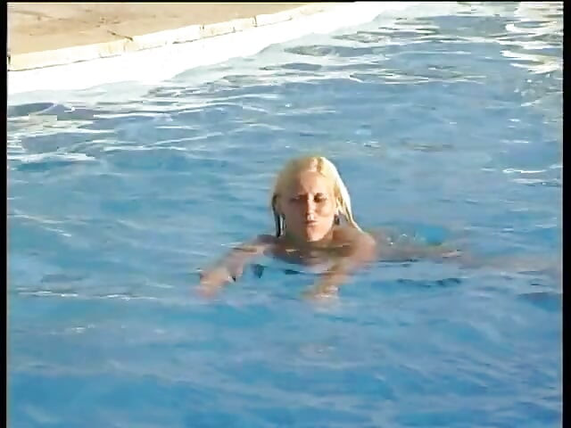 Blonde girl sucks a huge dick to a tits cumshot by the pool