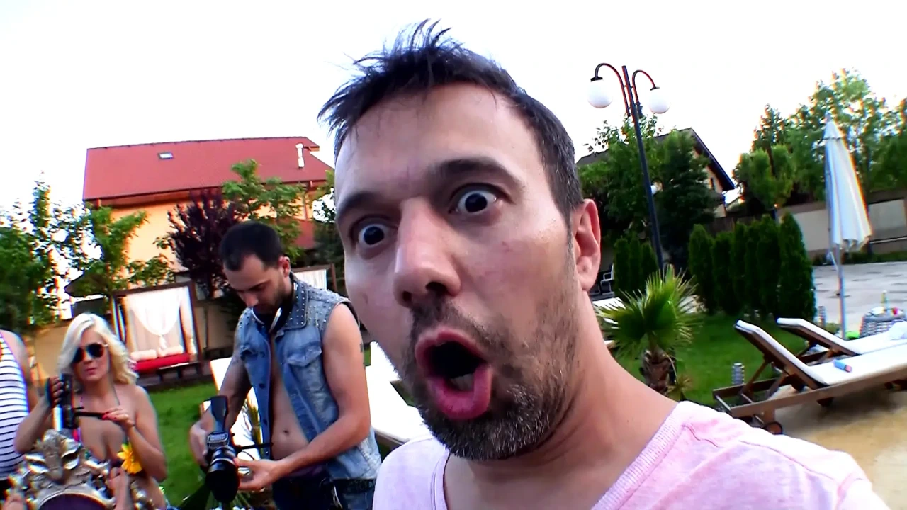 金发女郎户外群交双插3P性爱