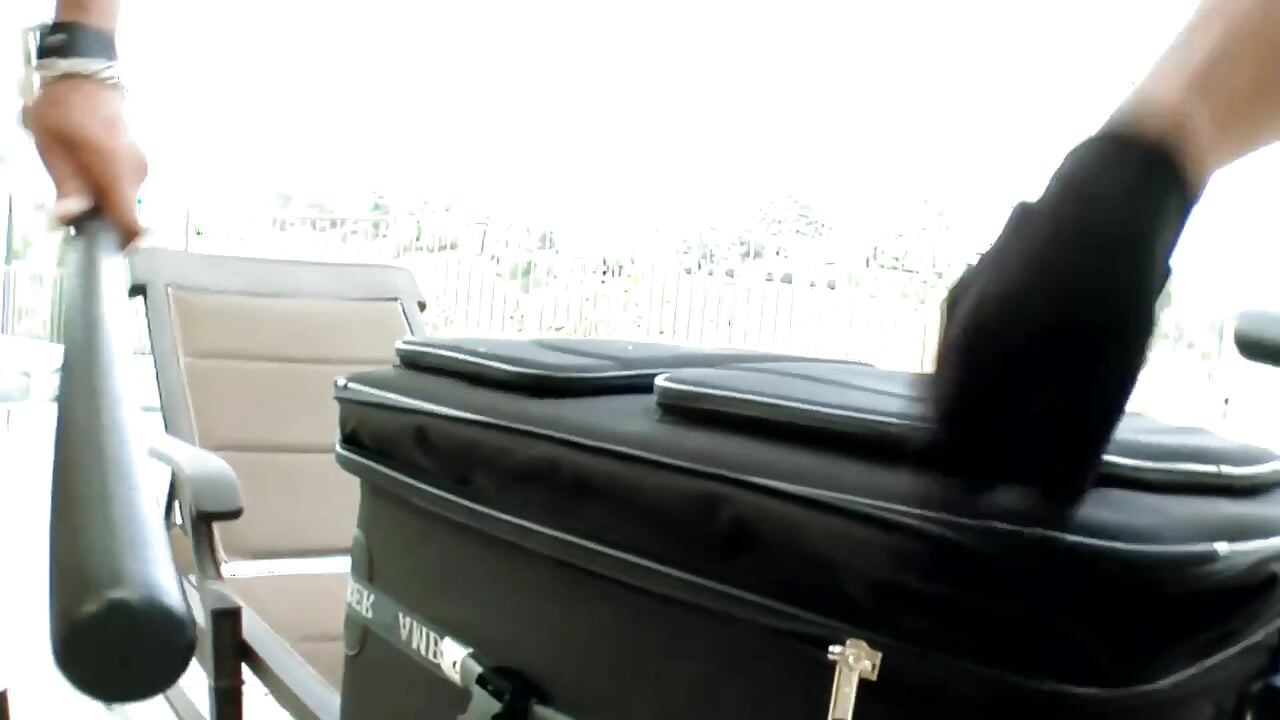 Olgun bronzlaşmış sürtük tüm ıslak deliklerini döllemeli grup sekste sert sikiyor