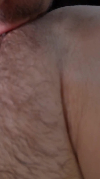 Spannender moment von "extremer nahaufnahme, kitzler lecken und meine süße junge muschi mit squirting-orgasmus - asmr"