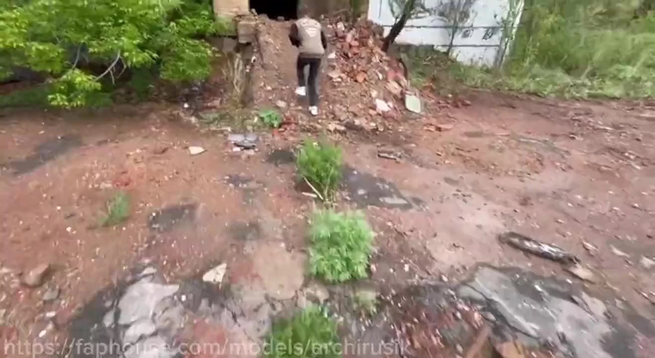 Döldeki ıslak delik, twink babasının sert orgazmından kafayı alıyor! Ateşli bir özel! Sik, sik!