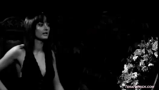 Melissa Lauren sert bir sikişten sonra yüzüne boşalma alıyor