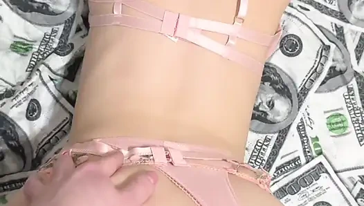 Pov: adik tiriku yang imut ngebiarkan aku meregangkan memek merah mudanya yang sempit