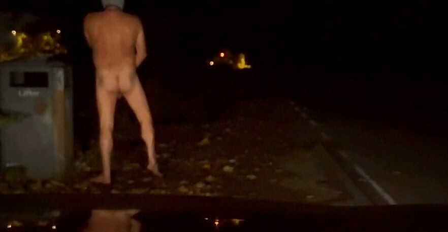 Interrompido enquanto cortava a roupa, tive de me esconder agachado à frente do carro até o carro passar