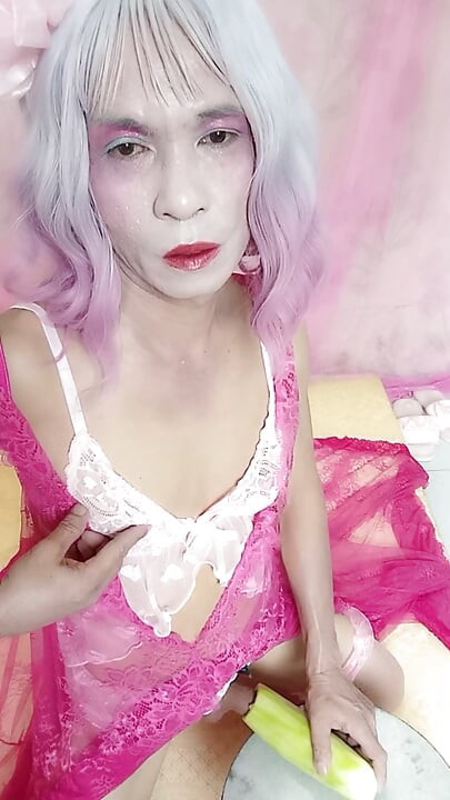 Transsukupuolinen Oanh Le pukeutuu seksikkääseen mekkoon ja masturboi.