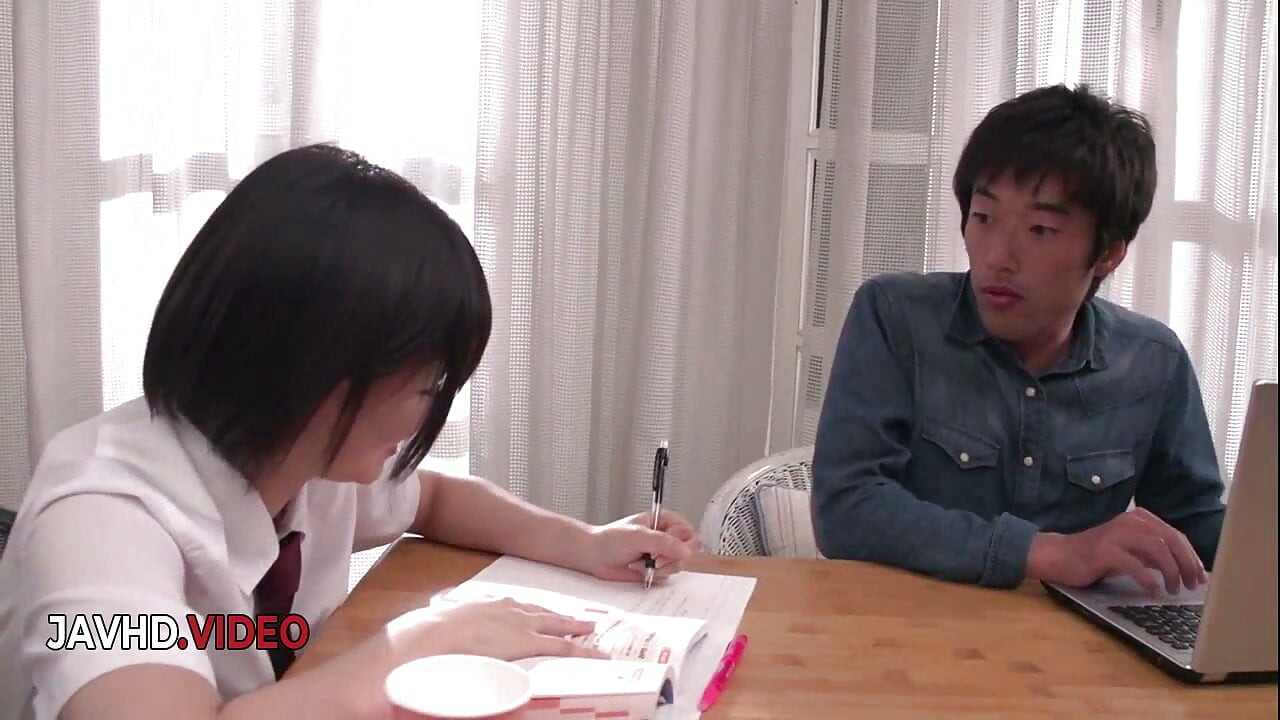 Asiatique fait une pipe coquine avant une baise hardcore
