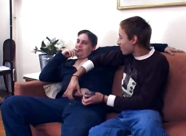 汚れた成熟した男は若い男の子にとても厄介です