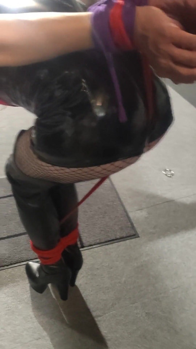 Spektakularan trenutak iz filma "Crossdresser domme vezan, začepljen usta i zavezanih očiju"