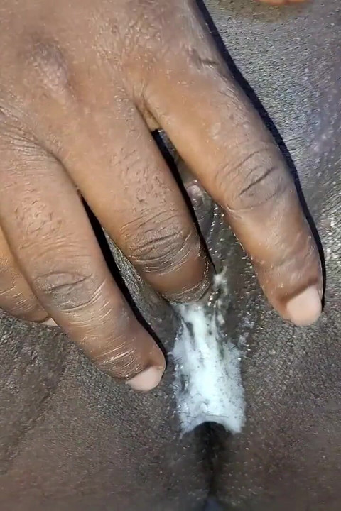 O pizdă acoperită de spermă după ce a fost futută fără control