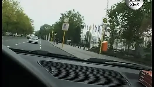 Edepsiz Alman sarışın vücudunu gösteriyor