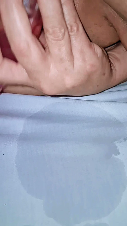 Uski kamaal ki gand bjarvar ke lie "taali" bajaati hai jabki vo dabal-ended dildo ko "chaba" rahi hai.