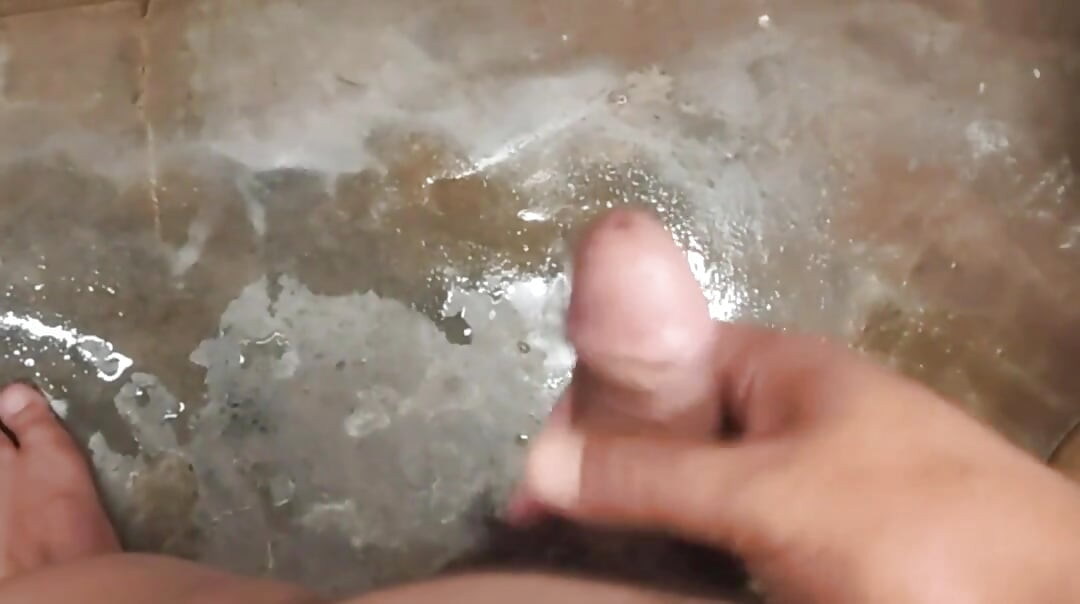 Mannlig mønstring på badet