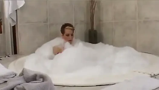 Renkli saçlı olgun banyoda götten sikişiyor sonra göğüslerine boşalıyor