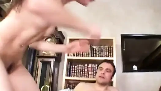 Brunette kencang mendapat seks oral dan vagina kasar