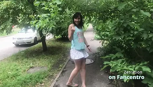 Шикарная брюнеточка шалит в твоем парке без трусиков!