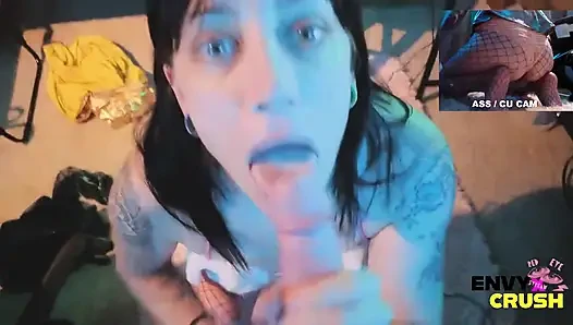 Fileli oyuncu kız dizlerinin üstüne çıkıyor