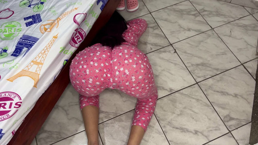 Eu enganei minha linda amiga fazendo-a olhar embaixo da cama para ver sua bunda grande