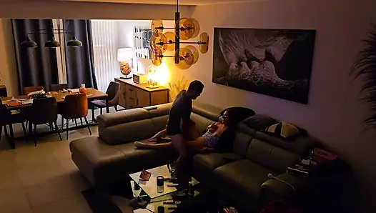 İş yerinden eve geldiğinde oturma odasında yakalandı